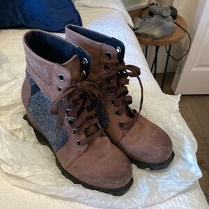 Sorel lace up wedged booties brown leather and grey felt sz 9